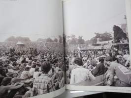 The Rolling Stones - Their life in pictures -kuvakirja yhtyeen vaiheista