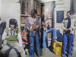 The Rolling Stones - Their life in pictures -kuvakirja yhtyeen vaiheista