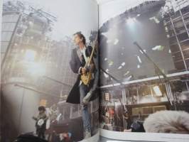 The Rolling Stones - Their life in pictures -kuvakirja yhtyeen vaiheista