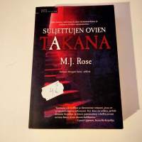 Suljettujen ovien takana