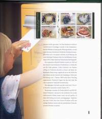 Postimerkkivuosi 2001 - Nelikielinen upea esittelyteos Suomen postimerkeistä 2001. Kaikki julkaistut postimerkit mukana POSTITUOREINA **.