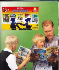 Postimerkkivuosi 2001 - Nelikielinen upea esittelyteos Suomen postimerkeistä 2001. Kaikki julkaistut postimerkit mukana POSTITUOREINA **.
