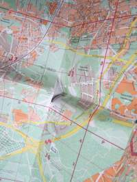 Helsinki opaskartta 1977, erilliset kartat 2 kpl, katu- ja paikannimistö (osoiteluettelo) kansiossa