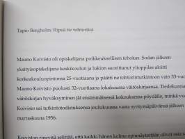 Sosiaaliset suhteet Turun satamassa -presidentti Mauno Koiviston väitöskirja, näköispainos, mukana Tapio Bergholmin kirjoittama esittely