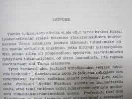 Sosiaaliset suhteet Turun satamassa -presidentti Mauno Koiviston väitöskirja, näköispainos, mukana Tapio Bergholmin kirjoittama esittely