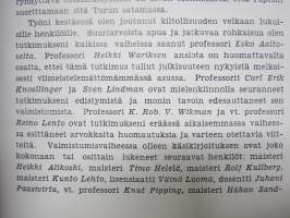 Sosiaaliset suhteet Turun satamassa -presidentti Mauno Koiviston väitöskirja, näköispainos, mukana Tapio Bergholmin kirjoittama esittely