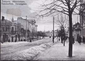 Postikortti Hämeenkatu Tampere. Taustalla vanha rautatieasema 1910-luvulla. Uusintapainate. Kulkematon.