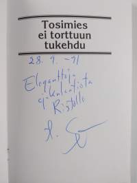 Tosimies ei torttuun tukehdu : miten torjun naisten lähentelyn (signeerattu, tekijän omiste)