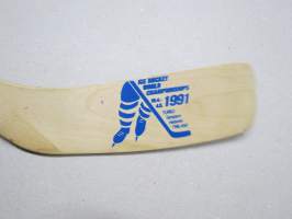 Ice Hockey World Championships 1991 Finland / Turku - Tampere - Helsinki -souvenier stick / jääkiekkomaila, matkamuisto / kisamuisto