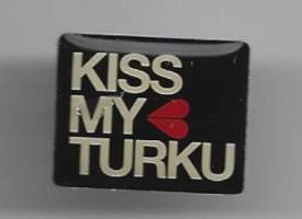 Kiss my Turku - pinssi rintamerkki
