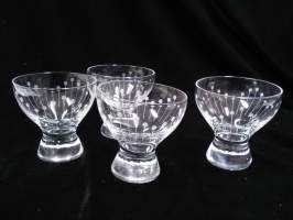 4 x jalallinen hiottukuvioinen lasi 5cl