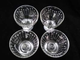 4 x jalallinen hiottukuvioinen lasi 5cl