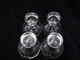 4 x jalallinen hiottukuvioinen lasi 5cl