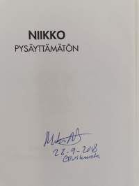 Niikko : pysäyttämätön : tosielämää : Korson kaduilta eduskunnan käytäville (signeerattu)