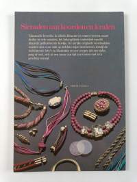Sieraden van koorden en kralen