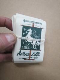 Ex Libris Aarne Tilli -reilu nippu käyttämättömiä exlibriksiä / kirjanomistajamerkkejä, varmasti yli 100 kpl