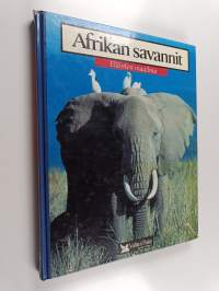 Afrikan savannit : norsu, leijona, sarvikuono, strutsi, kirahvi, sakaali, gaselli, hyeena