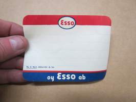 Oy Esso Ab-kansioetiketti vuodelta 1963, liimapohjainen paperitarra