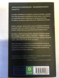 Mies järvessä