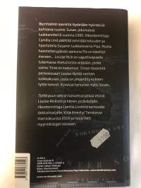 Tyttö puun alla
