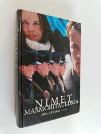 Nimet marmoritaulussa