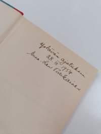 Tyttö seuraa salaisuutta (signeerattu, tekijän omiste)