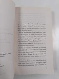 Kaukana Lontoossa