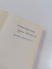 Veikko Hakulinen : latujen valtias (signeerattu, tekijän omiste)