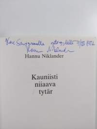 Kauniisti niiaava tytär (signeerattu, tekijän omiste)