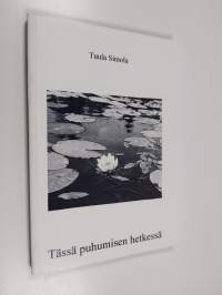 Tässä puhumisen hetkessä : runoja