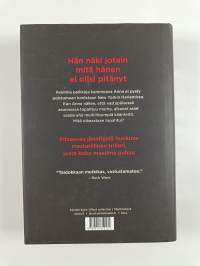 Nainen ikkunassa