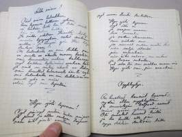 Lauluja - Sirkka Oiva, tyypillinen 1940-l kovakantinen muistikirja, ruudutetuin sivuin, johon kerätty ja kirjoitettu aikanaan suosittuja laulu- ja iskelmätekstejä