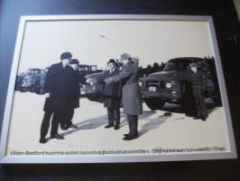Viiden Bedford kuorma-auton luovutus Puolustusvoimille 1969 - valokuva taulu 30x40 cm