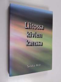 Liitossa kivien kanssa : romaani