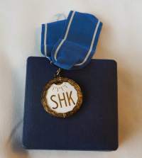 SHK mitali nauhalla hopeaa kotelossa