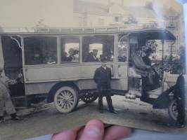 From horse-drawn omnibus to articulated tram -Helsingin raitiotedien historiaa, englanninkielinen, julkaissut Helsingin Kaupungin Liikennelaitos