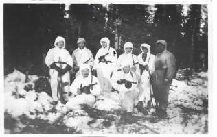 Lumipukuiset kp-miehet Kiestinki 1941 - valokuva 6x9 cm