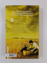 Karhu nukkuu : Jännitysromaani