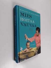 Mies hoitaa vauvaa