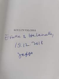 Koulun valossa : muistelmaromaani (signeerattu, tekijän omiste)