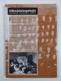 Itäkarjalaisopettajia Suomessa jatkosodan aikana : Itä-Karjalan sotilashallintoesikunnan opettajaleiri 1941-1944