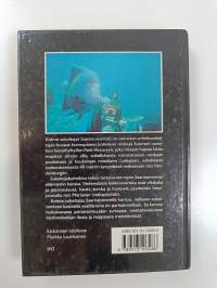 Kolme sukeltajaa Saaristomerellä