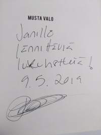 Musta valo (signeerattu)