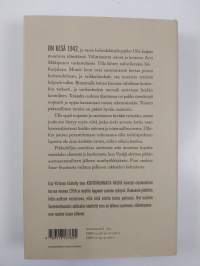 Kenttäharmaita naisia