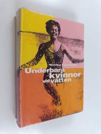 Underbara kvinnor vid vatten