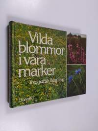 Vilda blommor i våra marker : fotografisk flora i färg