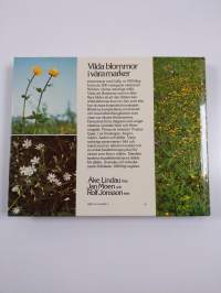 Vilda blommor i våra marker : fotografisk flora i färg