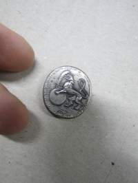 Helsingin Sanomien 75-vuotisjuhla: &quot;Päivälehti 1889 – Ilta-Sanomat 1932 – Helsingin Sanomat 1904 – Sanoma Osakeyhtiö&quot;. Matti Haupt. 26 x 24 mm, 813 hopea L7/1964