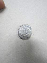 Helsingin Sanomien 75-vuotisjuhla: &quot;Päivälehti 1889 – Ilta-Sanomat 1932 – Helsingin Sanomat 1904 – Sanoma Osakeyhtiö&quot;. Matti Haupt. 26 x 24 mm, 813 hopea L7/1964