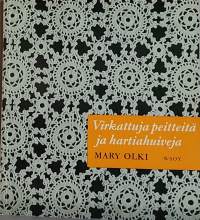 Virkattuja peitteitä ja hartiahuiveja.